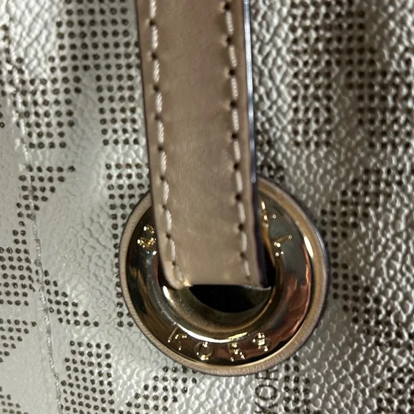 Michael Kors Jet Setter Handbag in crème and tan. - Picture 5 of 12